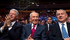 imon Peres (uprosted) na snímku s nkdejím americkým prezidentem Billem...