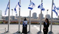 Portrét nkdejího izraleského prezidenta imona Pereze na Knesset plaza.
