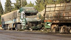 Rozbombardované kamiony humanitárního konvoje erveného plmsíce západn od...