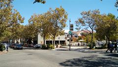 Ulice v centru tvrti Palo Alto.