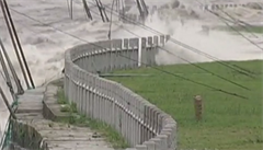 Největší přílivová vlna na světě dorazila k Číně. Měřila devět metrů
