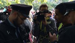 Policisté eí potyku mezi fotografem a odprcem islámu.