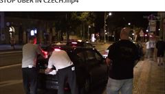 Skupina praských taxiká vylepovala samolepky s nápisem Illegal Transport na...