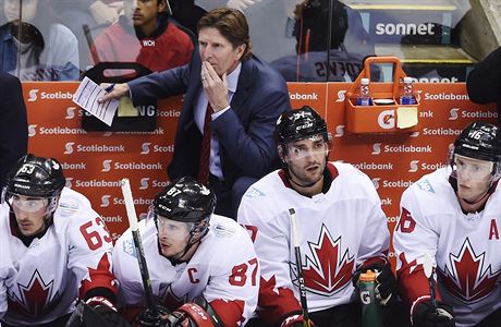 Mike Babcock a kanadská stídaka hvzd (zleva): Marchand, Crosby, Bergeron a...