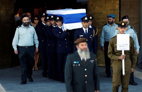 Písluníci stráe Knesetu nesou rakev s izraelskou vlajkou.