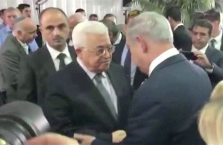 Palestinský prezident Abbas si podává ruku s izraelským premiérem Netanjahu.