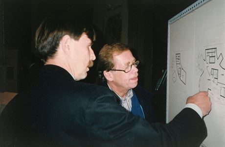 Vlado Miluni a Vclav Havel diskutuj nad plnem Tancho domu.