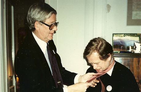 William H. Luers učí Václava Havla vázat kravatu.