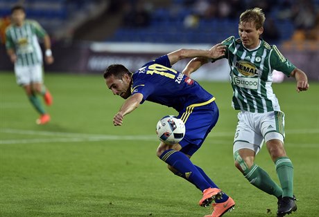 FC Vysoina Jihlava - Bohemians Praha 1905. Zleva Luká Zoubele z Jihlavy a...