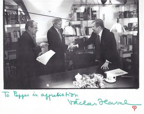 Fotografie Václava Havla a Peppera de Calliera s vnováním.