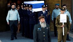 Příslušníci stráže Knesetu nesou rakev s izraelskou vlajkou.