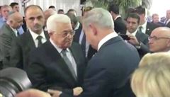 Palestinský prezident Abbas si podává ruku s izraelským premiérem Netanjahu.