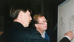 Vlado Miluni a Václav Havel diskutují nad plánem Tanícího domu.