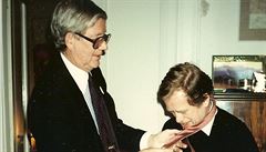 William H. Luers uí Václava Havla vázat kravatu.