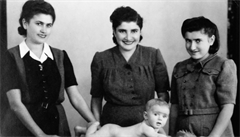 Rachel (uprosted) se synem Markem a sestrami Salou a Ester v roce 1946