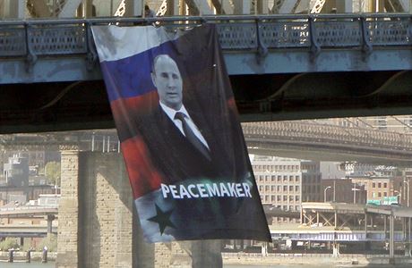 Z manhattanského mostu nkdo povsil vlajku s Putinem a nápisem mírotvrce.