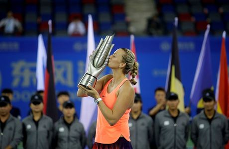 Petra Kvitová s trofejí pro vítzku turnaje ve Wuhanu.