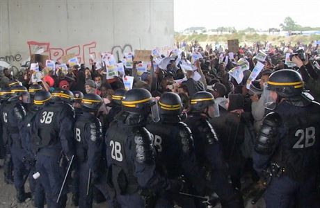 Francouzsk policie rozehnala migranty a dal demonstranty u Calais