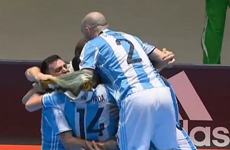 Futsalisté Argentiny se radují po výhe ve finále MS.