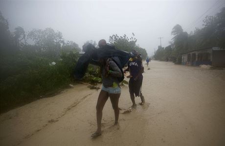 Hurikán Matthew zasáhl západní pobeí Haiti, kde vítr trhal stechy z dom a...