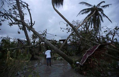Mu prochází hurikánem zdevastovanou krajinou v okolí pístavu Les Cayes na...