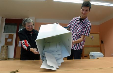 Zaátek sítání hlasovacích lístk v jednom z ostravských volebních obvod.