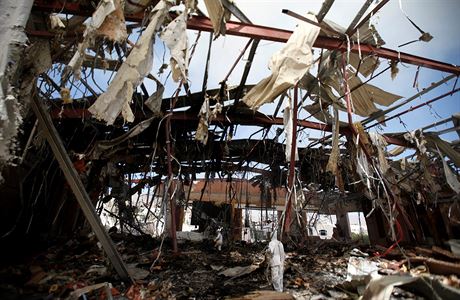 Raketovou palbu na americkou lo dávají tiskové agentury do souvislosti se sobotním náletem v Saná, pi nm bomby zasáhly pohební hosty a zabily 140 lidí.