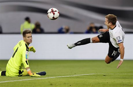 Mario Götze ped Tomáem Vaclíkem.