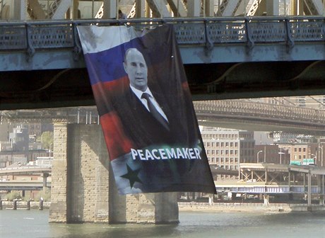 Z manhattanského mostu nkdo povsil vlajku s Putinem a nápisem mírotvrce.