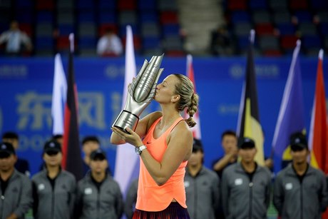 Petra Kvitová s trofejí pro vítzku turnaje ve Wuhanu.