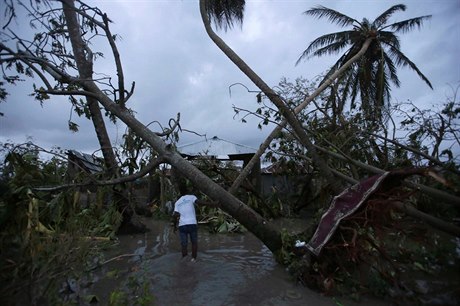 Mu prochází hurikánem zdevastovanou krajinou v okolí pístavu Les Cayes na...