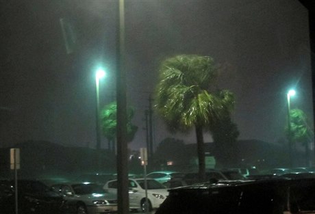Boue a silný vítr hurikánu Matthew se pibliují k pobeí Floridy.