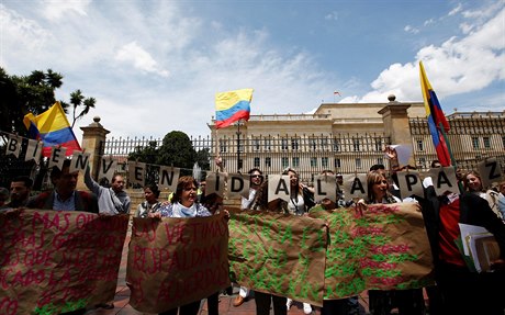 Podporovatelé uzaveného míru zdvihají vlajky ped Casa de Nari&#241;o v Bogot.
