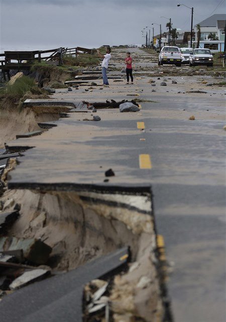 Boue poniila pobení dálnici A1A severn od Daytona Beach.