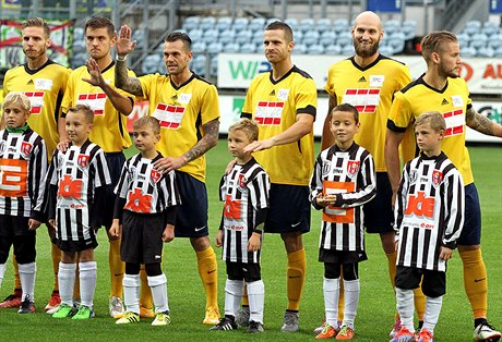 Fotbalisté Opavy v improvizovaných dresech.