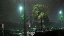 Boue a siln vtr huriknu Matthew se pibliuj k pobe Floridy.
