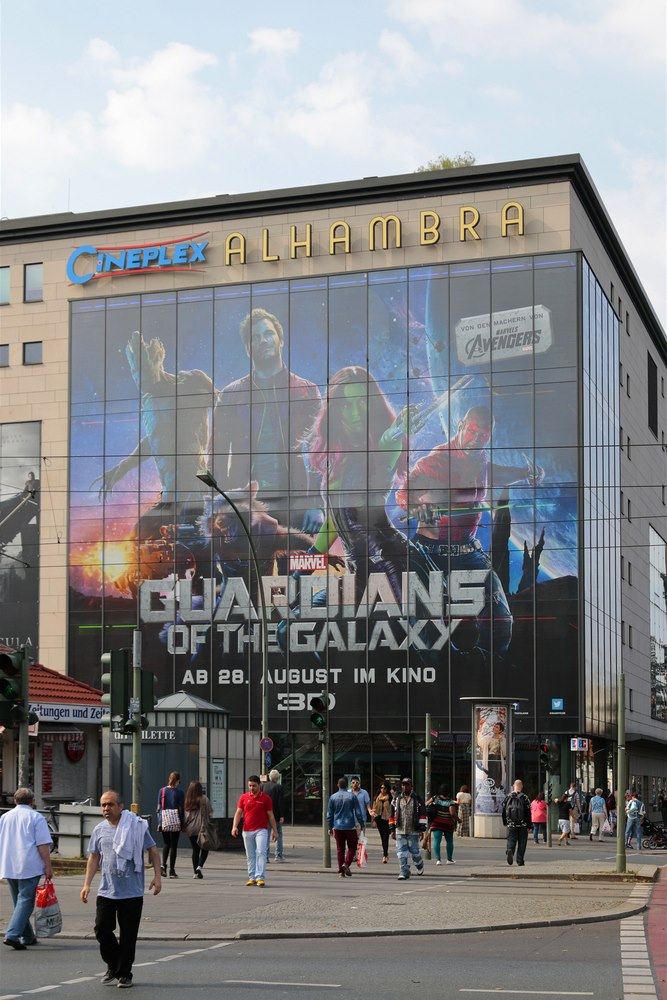 Strá�ci Galaxie se stali filmovým hitem. Na snímku plakát na berlínském kin�.