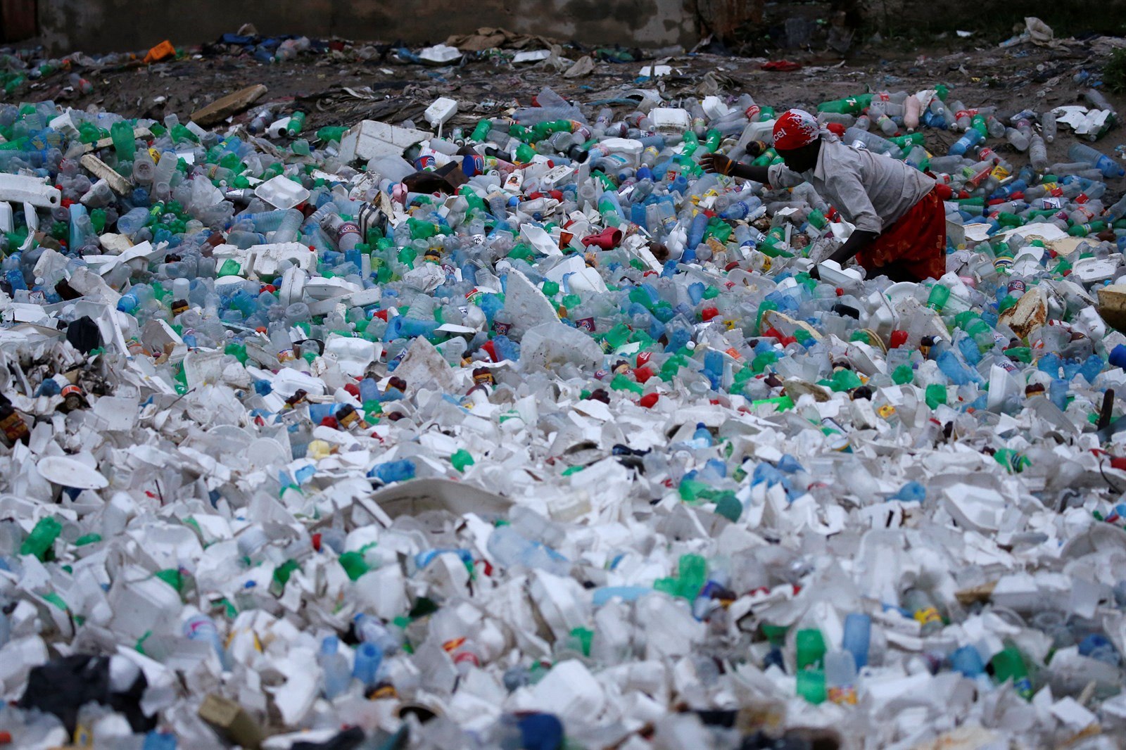 Hlavní m�sto Haiti Port-au-Prince je po zásahu hurikánu zaplaveno odpadky.