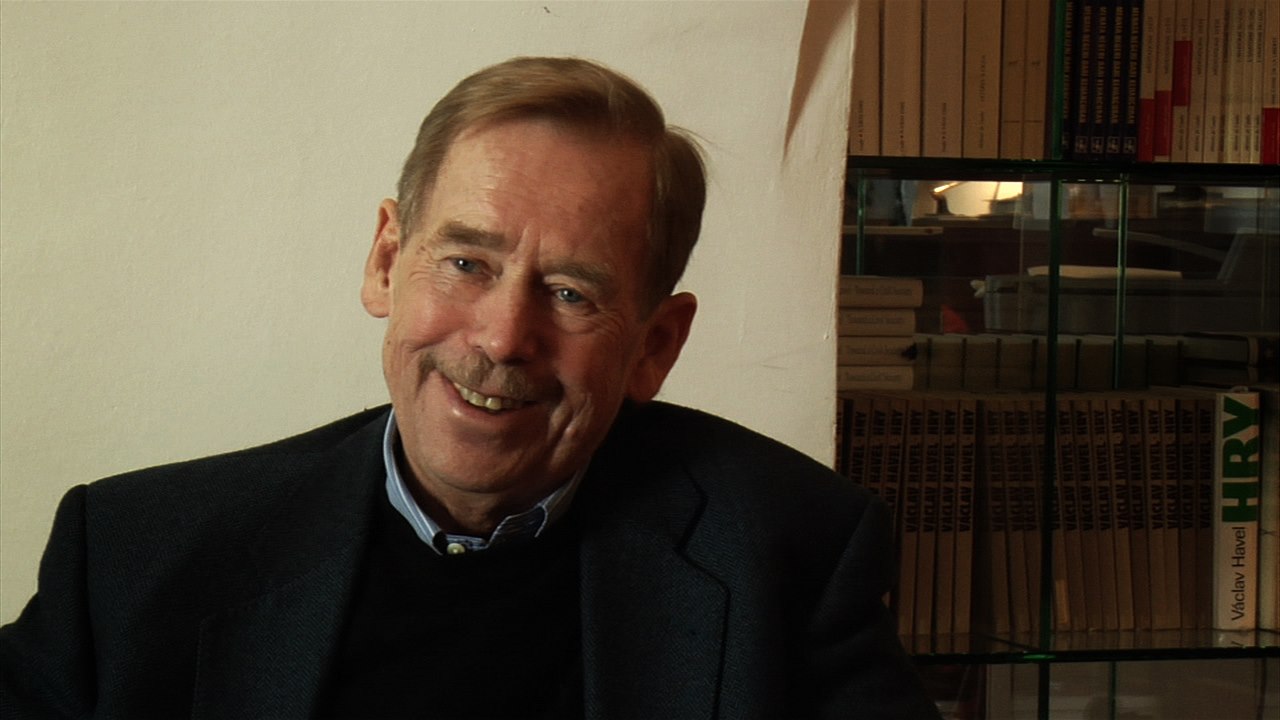 Záb�r z dokumentu Ob�an Havel p�ikuluje.