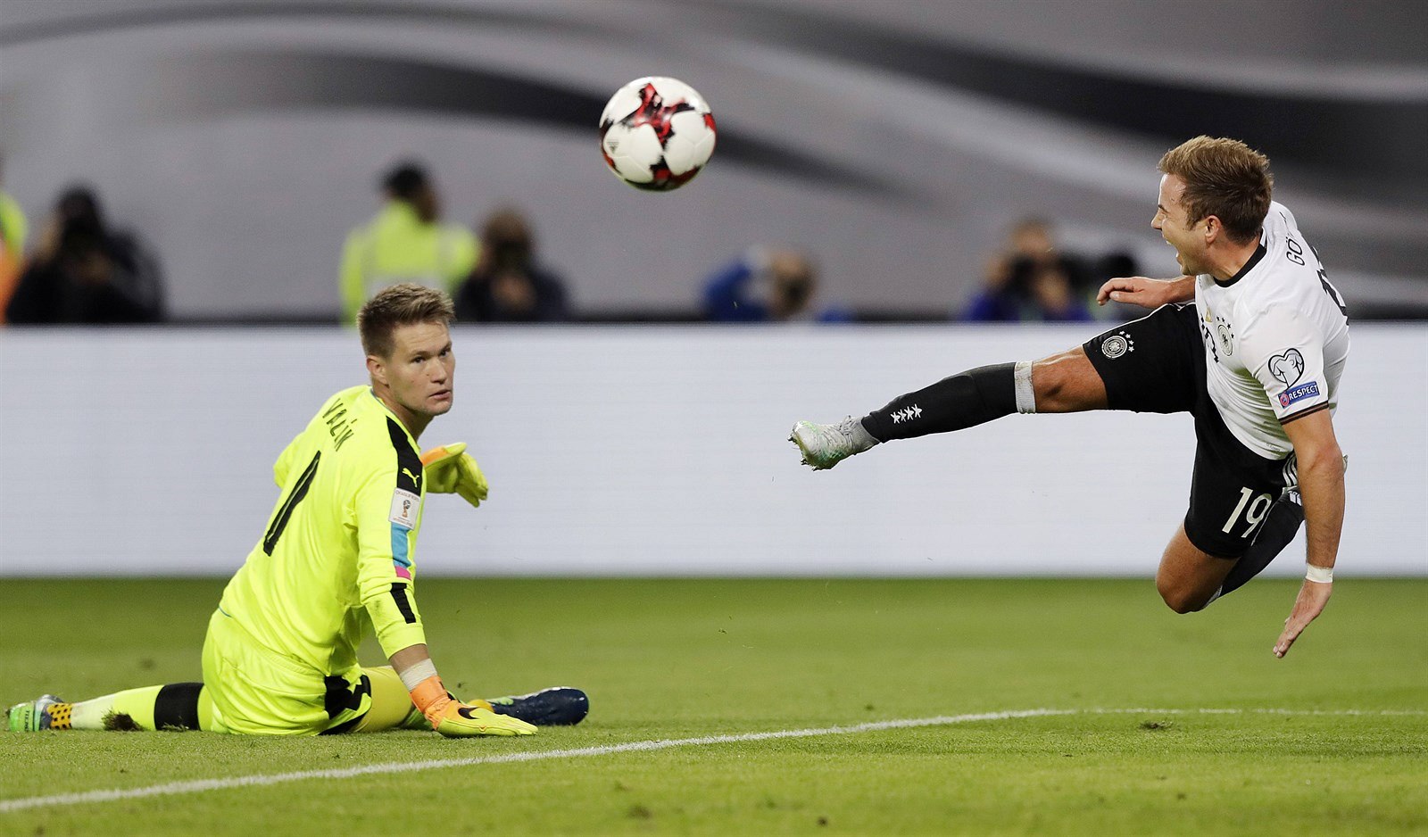 Mario Götze p�ed Tomá�em Vaclíkem.