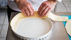 Porcelánovou formu vymaeme máslem a kolem dokola si udláme rantl z listového...