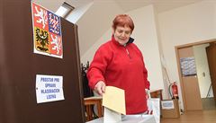 Lidé ve volební místnosti okrsku �íslo 87 v Olomouci - Chomoutov� odevzdávali...