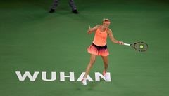Petra Kvitová pi zápase s Dominikou Cibulkovou na turnaji ve Wuhanu.