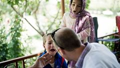 Pracovník Léka bez hranic oetuje nemocné dít v roce 2013