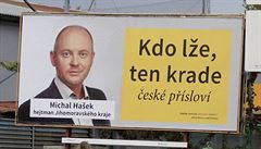 Billboard antikampan Radima Janury proti hejtmanovi Michalu Hakovi