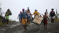 Obyvatelé kubánského Cayo Grande Yamanigue se vrací do svých domov.
