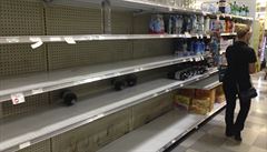 V supermarketech na Florid zejí regály s vodou prázdnotou.