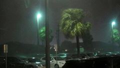 Boue a silný vítr hurikánu Matthew se pibliují k pobeí Floridy.