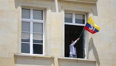 Mu, který vyvuje kolumbijskou vlajku jako znak souhlasu s uzaveným mírem...