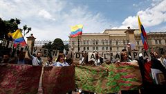Podporovatelé uzavřeného míru zdvihají vlajky před Casa de Nari&#241;o v Bogotě. | na serveru Lidovky.cz | aktuální zprávy